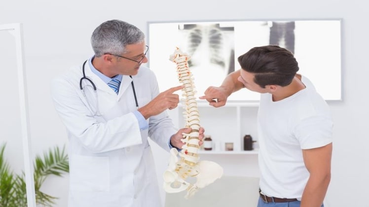 Difference between a physiotherapist and a chiropractor