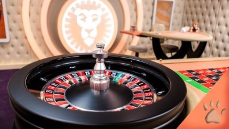 How are online baccarat and POKDENG equivalent and how are they one of a kind?